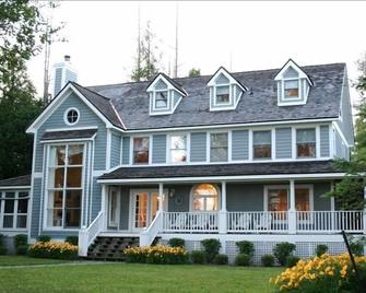 Beautiful Lake Charlevoix with Sandy Beach- Great For Families - Boyne City - Building