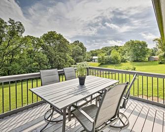 Modern Excelsior Springs Home with Deck and 3 Acres! - Excelsior Springs - Balcony