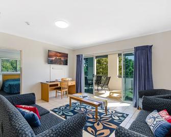 Madison Ocean Breeze Apartments - Townsville - Living room