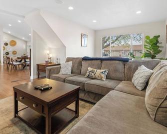 Family Friendly! Hot Tub & Mountain Views! - Northglenn - Living room