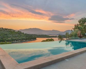 Villa Chriselia - 3 Bedrooms With Sea Access - Vathi - Piscina
