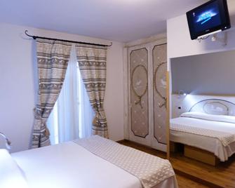Hotel Corona - Pinzolo - Habitación