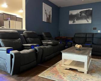 Hottub-King Bed -Fire Pit-Bbq-Pristine Kitchen - Odessa - Oturma odası