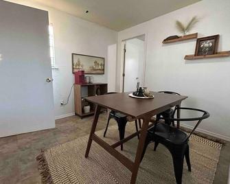 Pet-Friendly Tiny House | King Bed | Private Land - Odessa - Dining room