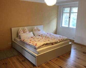 Sanierte möblierte Altbauwohnung am Waldrand für bis zu 6 Personen - Borkheide - Schlafzimmer