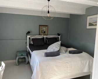 Villa Sandby Bed and Breakfast - Borrby - Schlafzimmer