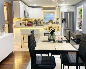 Entire Hi-Tech House With 4 Bedrooms, Fi - Cranston - Dining room