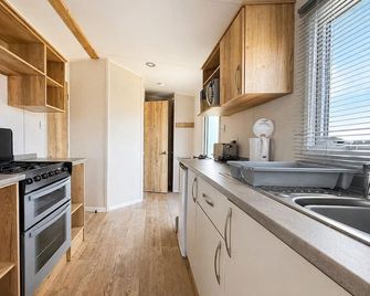 Lovely 6 berth caravan with free Wi-Fi at Harts Holiday Park, Kent ref 74068W - Sheerness - Küche
