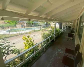 Seven Circles Lodge&Retreat,up to 30+ guests near Kings Canyon National Park - Badger - Balcón