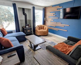 The Hidden Gem - Large Patio, Fire Pit & Outdoor Seating + King & Queen Beds - Jasper Hinton - Salon