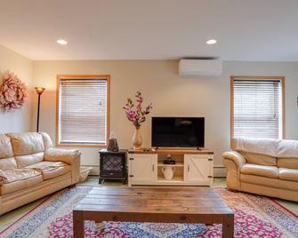 Camp Sunshine on Lake Simond! - Tupper Lake - Sala de estar