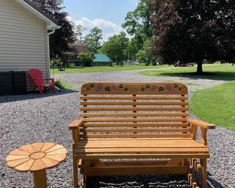 Hot Tub, Lake View Cottage, Dog Friendly, Lake Access - Dundee - Patio