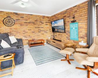 Two Bedroom Torquay Esplanade Escape - Torquay - Living room