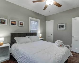 The Gallery House - Art curated by local artist! - Cleveland Heights - Bedroom