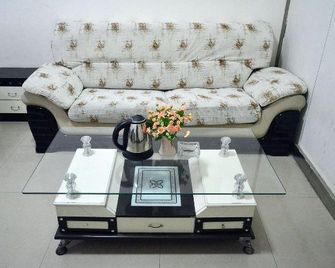 Carstar Quik Hotel - Zhengzhou - Stue