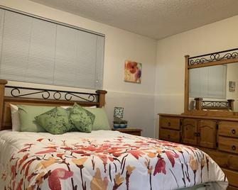 Relaxing Red Deer Suite - Private & Comfortable - Red Deer - Bedroom