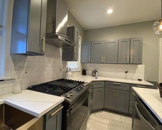 6 bedroom house in a quiet and convenient neighborhood - Milton - Kitchen