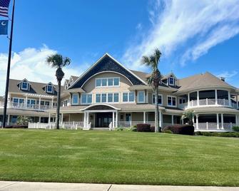 Spacious End Unit Townhome with Golf Course Views - Seabrook Island - Building