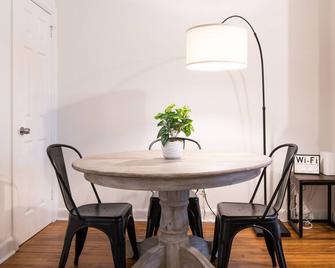 Oasis Under The Oaks - Unit B - Albany - Dining room