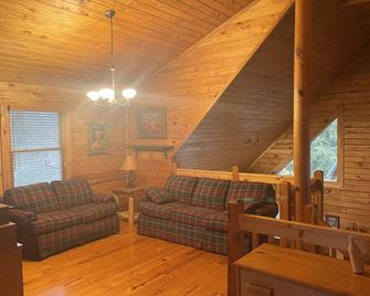 Beautiful 3 bedroom 3 bath log cabin 40 minutes from Asheville. - Marion - Huiskamer