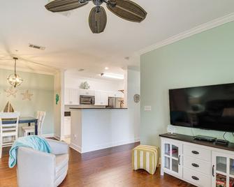 Foley Condo with Pool Access 10 Mi to Gulf Shores! - Foley - Living room