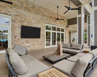 Resort Pool! Game-Room! 8 Min To Downtown! Free Parking! - Savannah