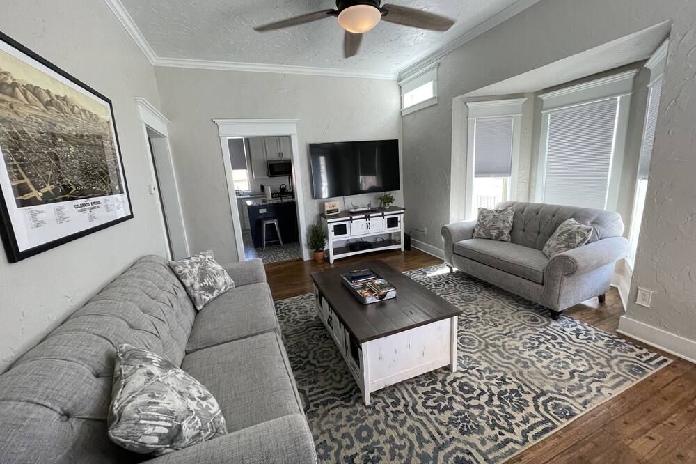 Pastor's Cottage in Old Colorado City, luxury getaway with Pikes Peak view! - Colorado Springs - Sala de estar