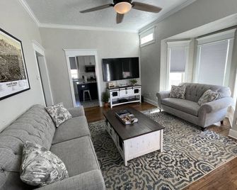 Pastor's Cottage in Old Colorado City, luxury getaway with Pikes Peak view! - 科羅拉多泉 - 客廳