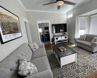 Pastor's Cottage in Old Colorado City, luxury getaway with Pikes Peak view! - Colorado Springs - Sala de estar