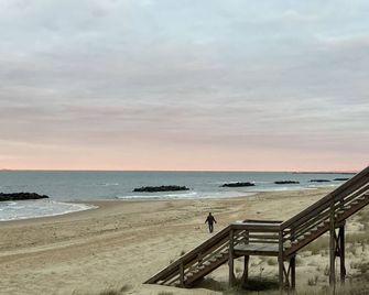 Beach Front W/ Hot Tub Mid Century Home! - Norfolk - Ranta