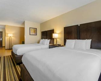 Comfort Inn & Suites - Triadelphia - Bedroom