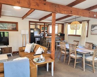 Stay at 1026 Brighton - Dunedin - Dining room