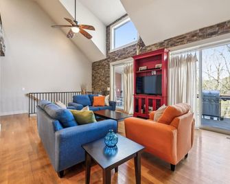 Family Suite - Walking Distance To Hidden Harbor Marina - Smithville - Living room