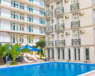 Beach House Hotel - Batum - Piscina