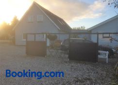 Svalegaarden Guesthouse - Veflinge - Building