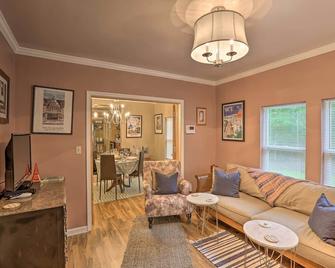 Renovated Home w/ Screened-In Patio on Hwy 90! - Quincy - Obývací pokoj