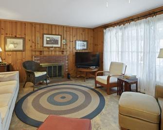 High Rock Lake Get-A-Way. Waterfront & private pier! - Lexington - Huiskamer