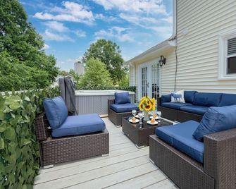 King beds Hot Tub Arcade Luxury Showers - Kernersville - Balcony
