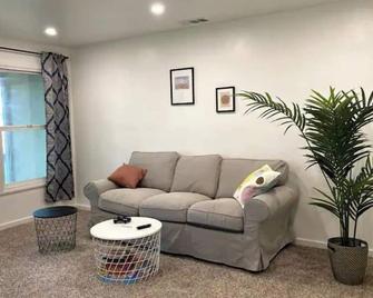 2 Bed Near Doctors Hospital: Beautiful, Sunny, New - Modesto - Living room