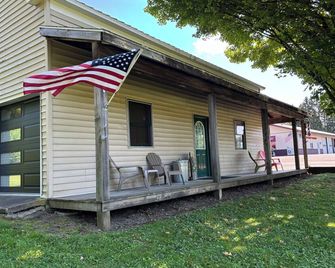 Charming 1-bedroom apartment in Greene for up to 4 guests, family & dog friendly - Greene - Building