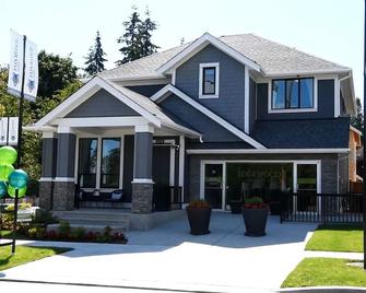 Wakes Up In Sunshine, Steps To Ocean And - Surrey - Building