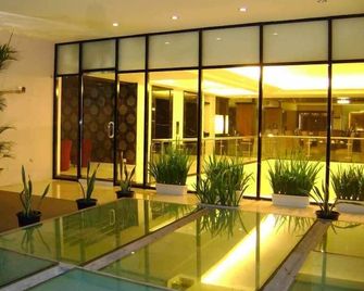 Travello Hotel Manado - Manado - Lobby