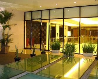 Travello Hotel Manado - מאנאדו - לובי