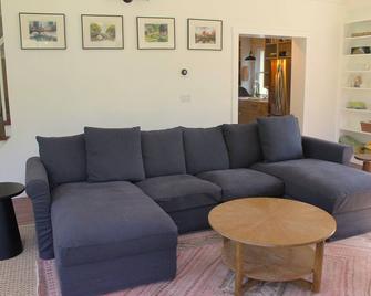 Corkscrew Cape - Family Friendly Upstate Ny Escape - Barryville - Living room