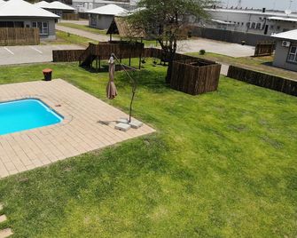 Tlou Safari Lodge - Kasane - Svømmebasseng