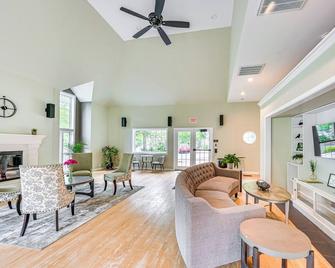 1 Mi to Mohegan Sun: Studio w/ Pool Access - Norwich - Huiskamer