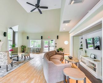 1 Mi to Mohegan Sun: Studio w/ Pool Access - Norwich - Huiskamer