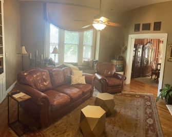 Downtown historic Charmer - Orange - Living room