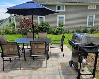 Cozy Coastal Cottage - New London - Patio