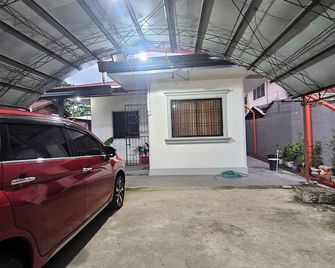 Charming 2-bedroom house in welcoming Ozamiz with AC, 4 vehicles can park inside - Ozamiz